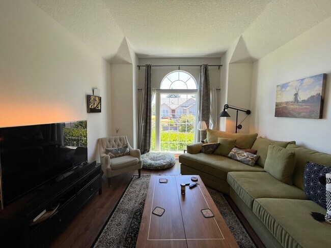 Building Photo - Beautiful 4Bd + 3Ba in Portland!! Offers Beautiful Outdoor Views and Great Gardening Backyards!!