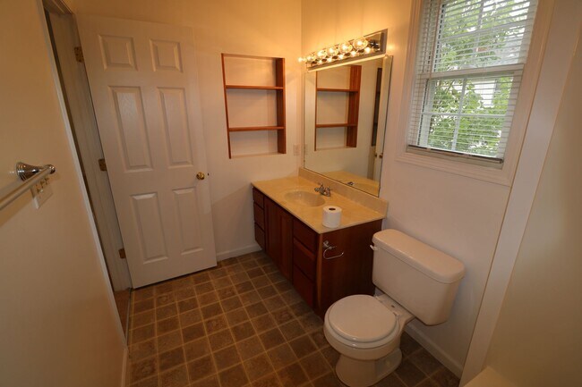 Building Photo - First month's RENT FREE!  3 Bedroom 3 Bath House Next to Campus
