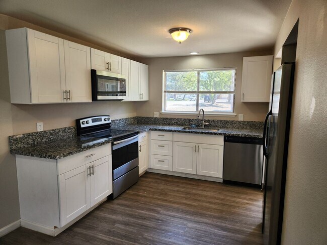 Building Photo - 2 Bedroom Townhouse With Great Freeway Access
