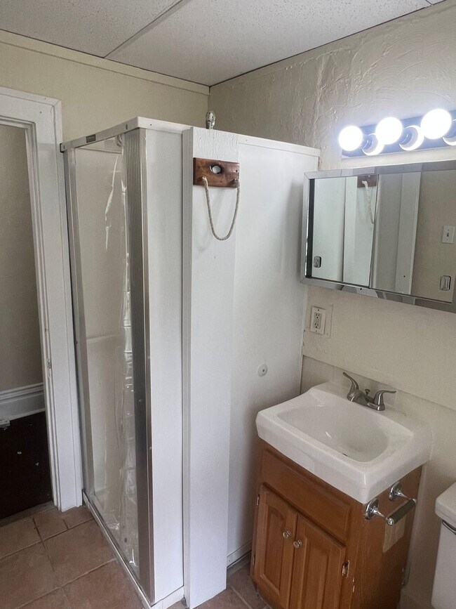 Building Photo - Studio with Bathroom Located Downtown - AL...