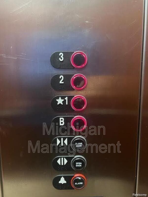 Building Photo - 2721 E Maple Rd