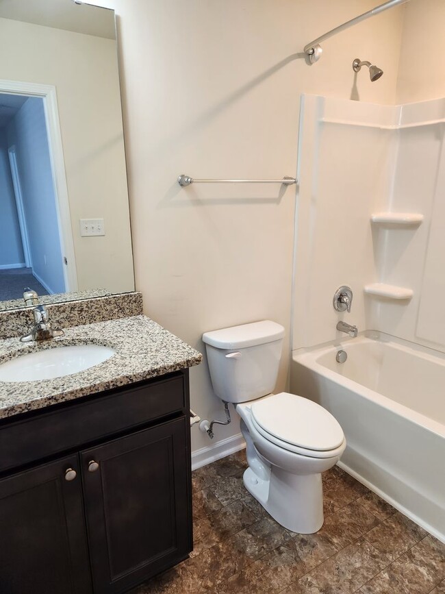 Building Photo - 4 Bedroom For rent