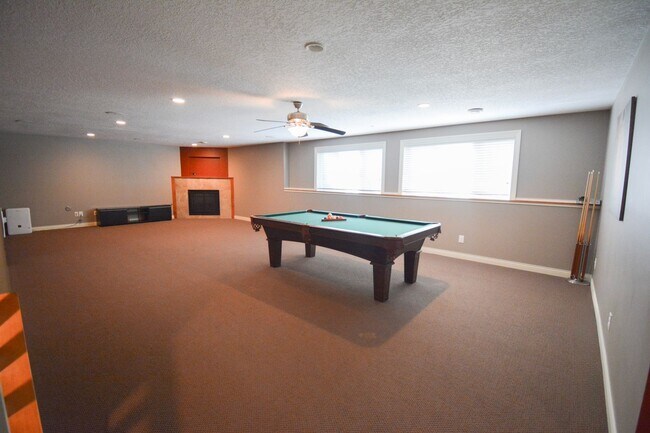 Building Photo - STUNNING 5 Bed 3.5 Bath Luxury Home!