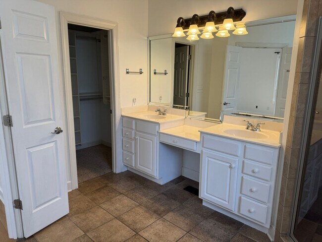 Building Photo - Stunning 4BR Executive Style Home in Brentwood