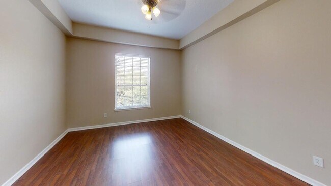 Building Photo - Beautiful and spacious two bedroom two bat...