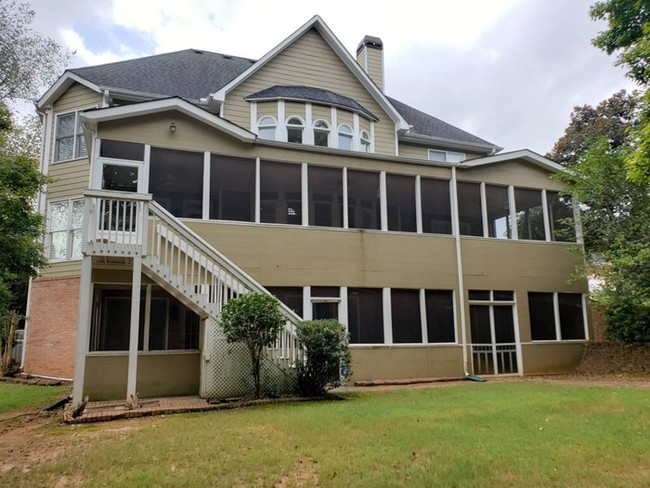 Building Photo - Johns Creek Beauty