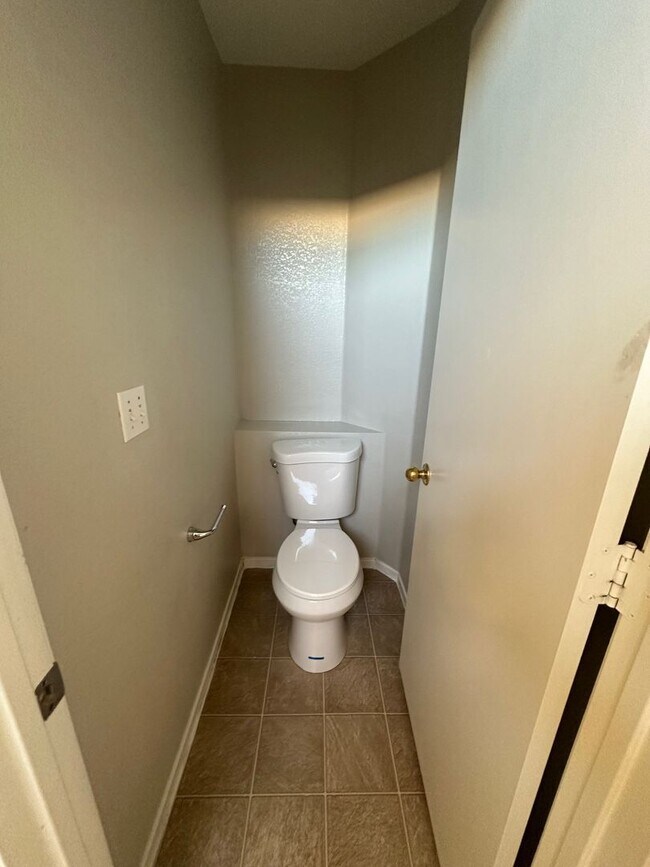 Building Photo - Beautiful 3 Bedroom 2 1/2 Bathrooms 2 Story House! Property Wont Last Long!