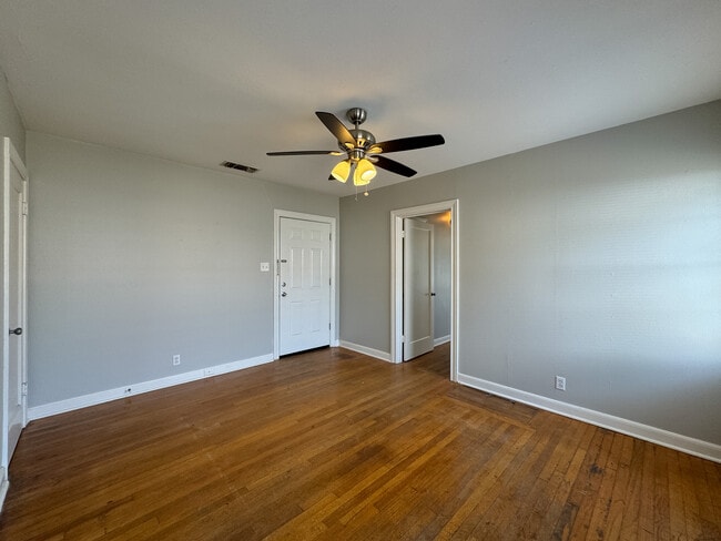 Building Photo - 403 E 6th St