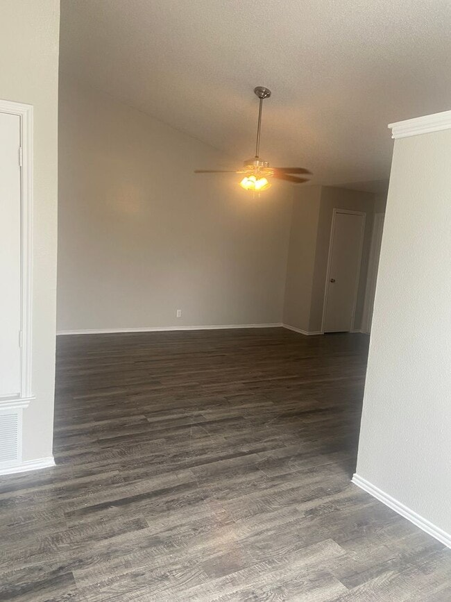 Building Photo - 2 bedroom 2 bath Duplex