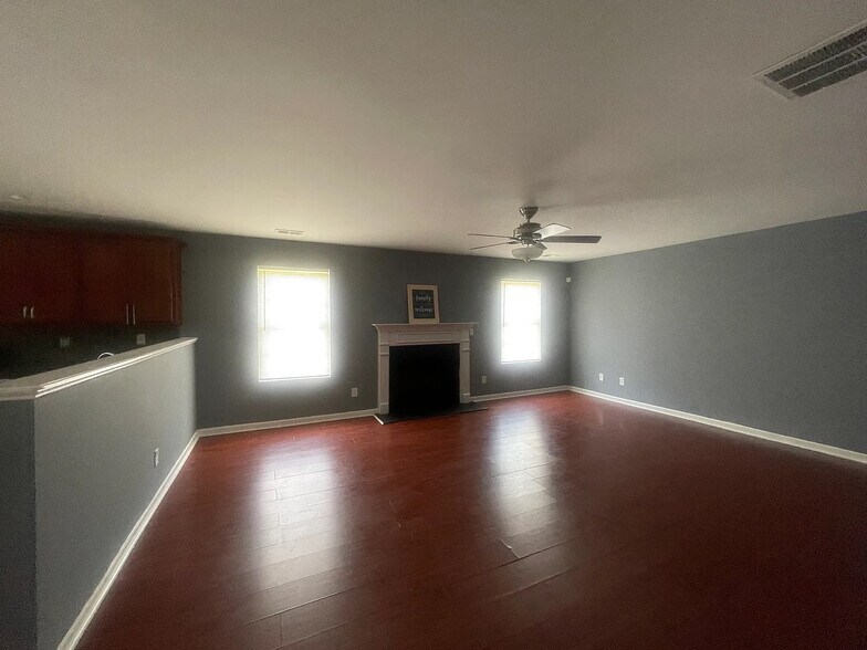 Building Photo - Room in House on Walton View