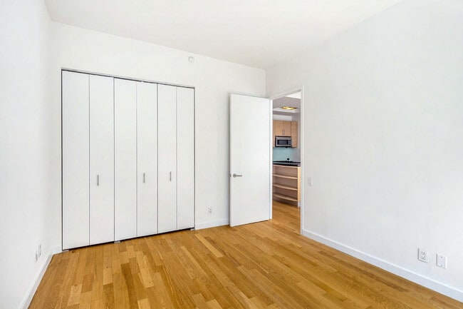 Building Photo - 325 5th Ave