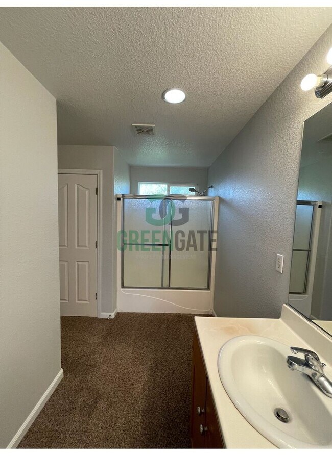 Building Photo - Two story 4 bedroom, 2.5 bath home in Stockton! AVAILABLE NOW!!