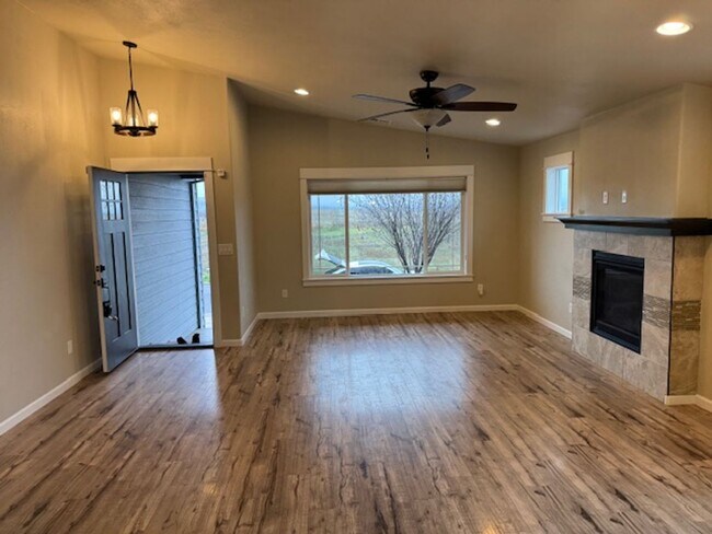 Building Photo - 3 BEDROOM/ 2 BATH HOME WITH OPEN LAYOUT AND SCENIC SETTING