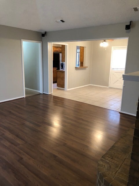 Building Photo - 211 Tejas Dr