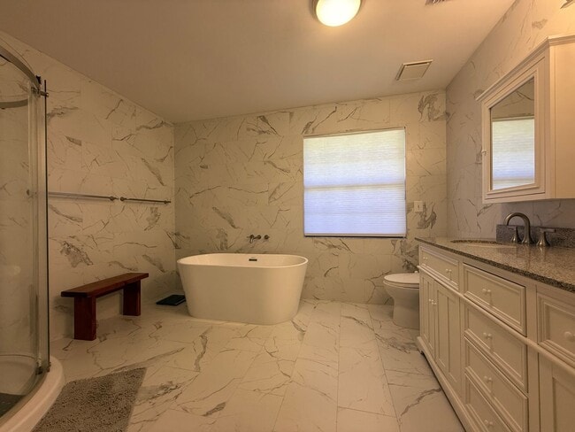 Building Photo - Beautiful 3 bedroom 2.5 bathroom pool home