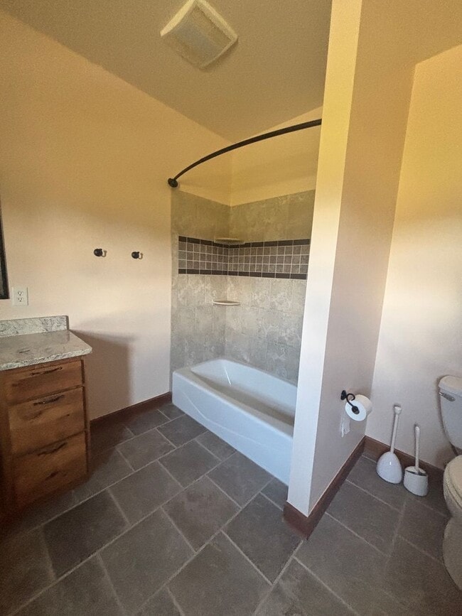 Building Photo - Beautiful 4B/3B home on acreage with mountain views