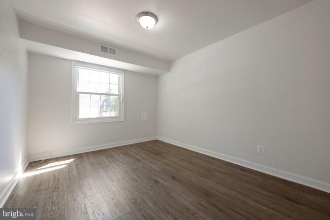 Building Photo - 5904 Bayshire Rd