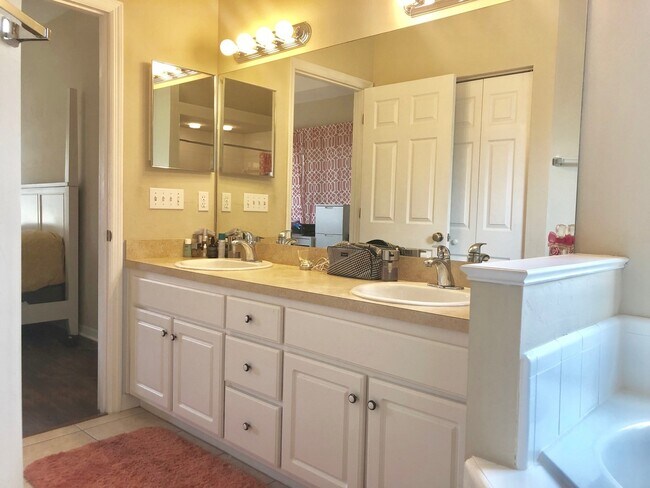 Building Photo - 4BR/2BA in Sorrento with large, fenced-in ...