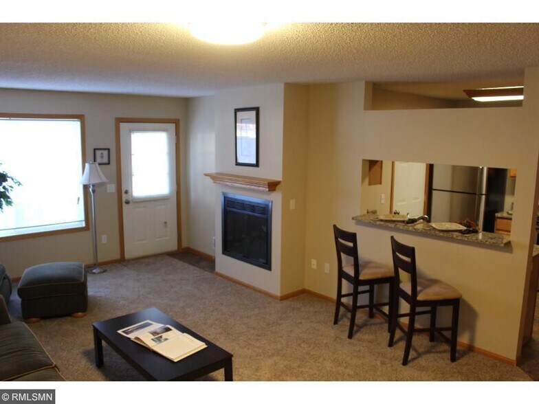 open living concept - 4415 Naper Bay