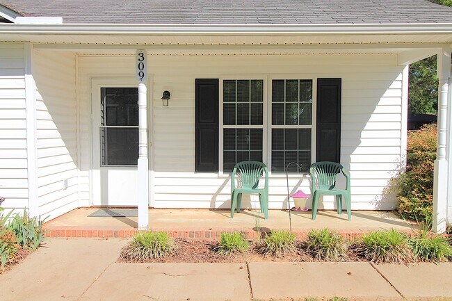 Building Photo - 3 Bedroom Home in Monroe!