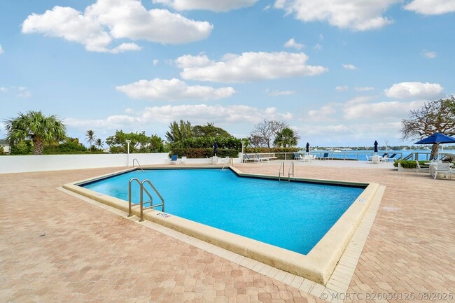 Building Photo - 5600 N Flagler Dr
