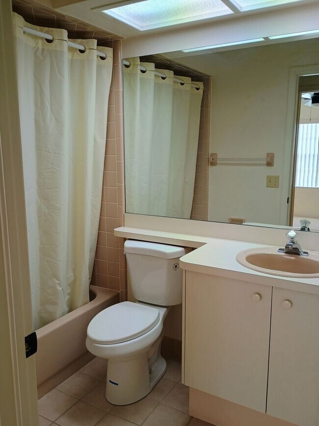 Building Photo - 2 bedroom 2 bathroom Large House for rent ...