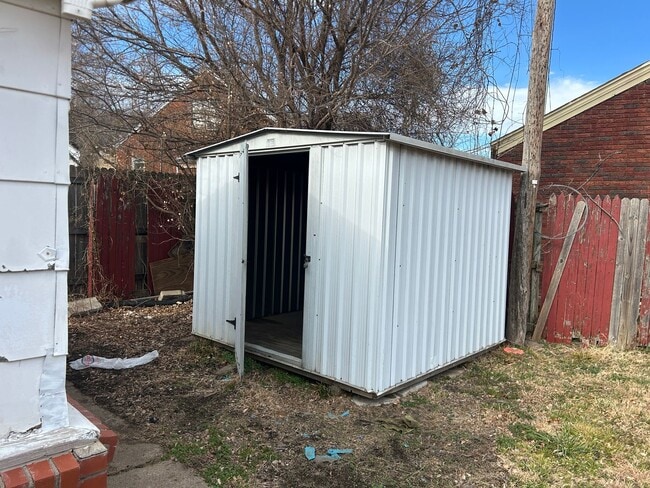 Building Photo - 5 Bedrooms Near Downtown!