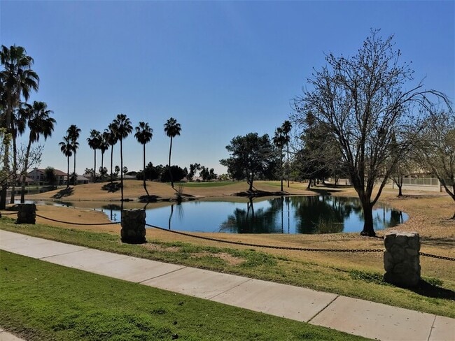 Building Photo - Beautiful 4Bd x 2.5Bath w/ HUGE Backyard &...
