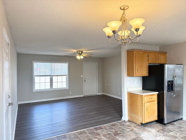 Building Photo - Beautiful Home close to Ft Campbell and Shopping!