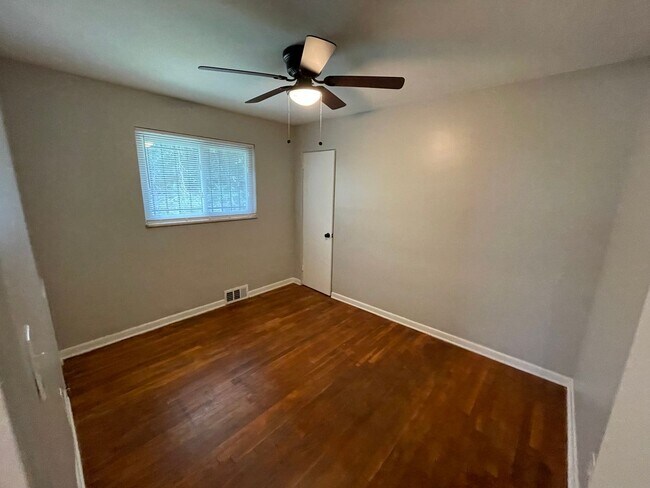 Building Photo - 630 Dornbush St