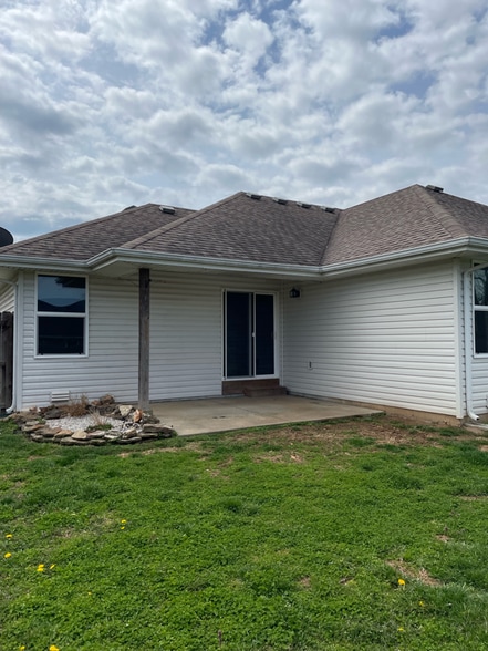 Building Photo - 485 E Whitethorn Dr