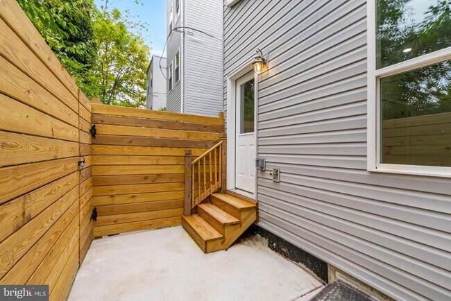 Building Photo - 103 E Duval St