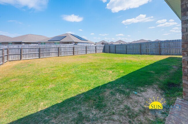 Building Photo - Stunning 4 Bedroom Home in Crestview! -Sol...