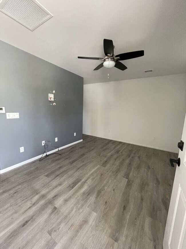 Building Photo - 703 W College St