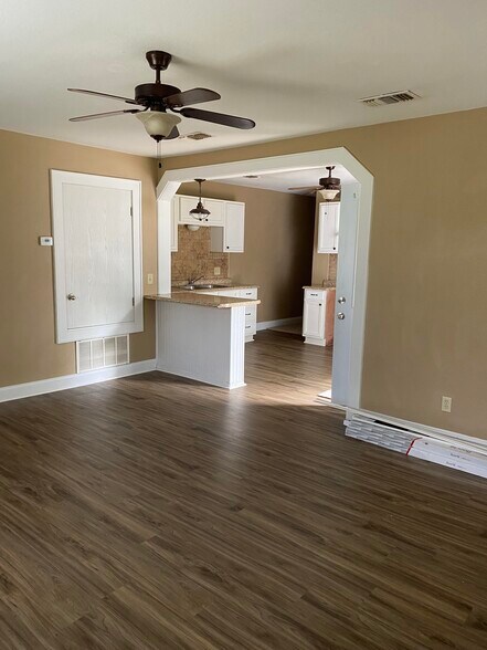 Building Photo - 716 E Austin St