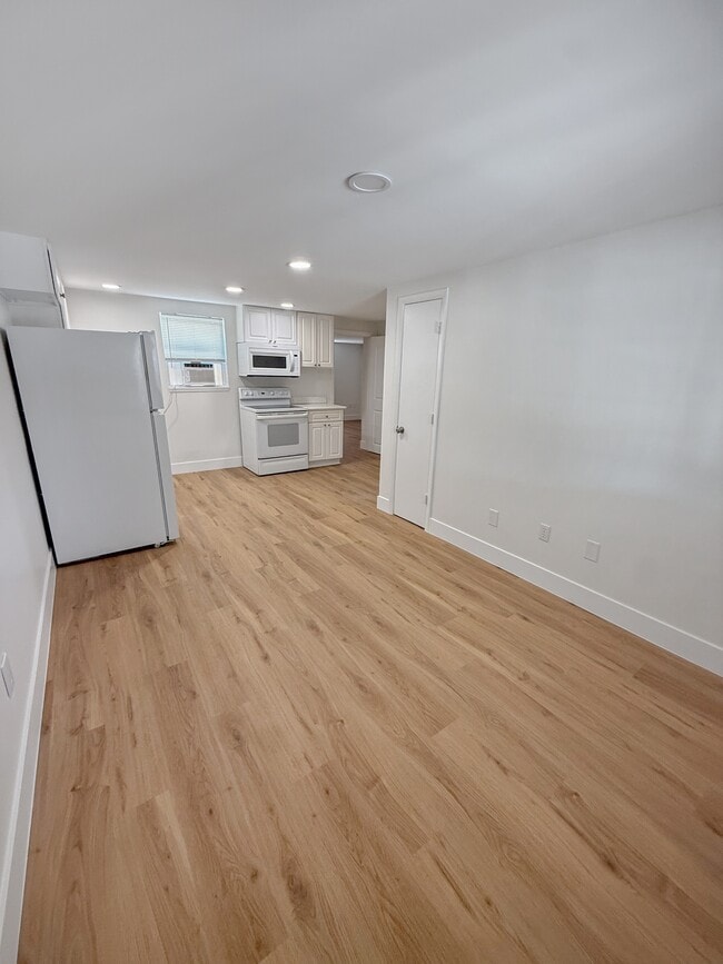 Building Photo - 204 2nd St