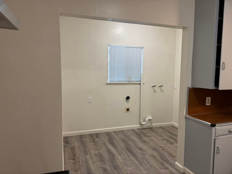 Building Photo - 504 N Stanislaus St