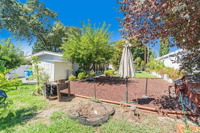 Building Photo - 2036 Center Rd