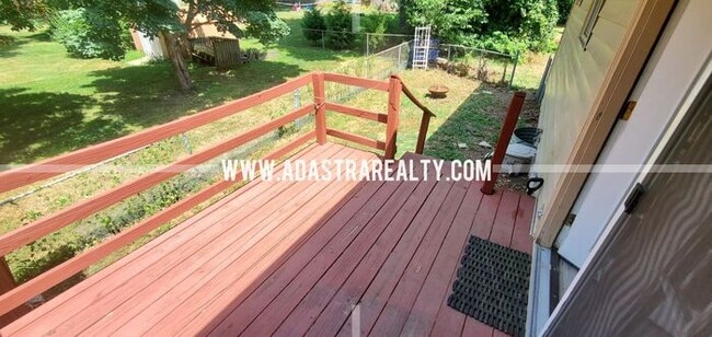Building Photo - Spacious Shawnee Duplex-Available in SEPTE...