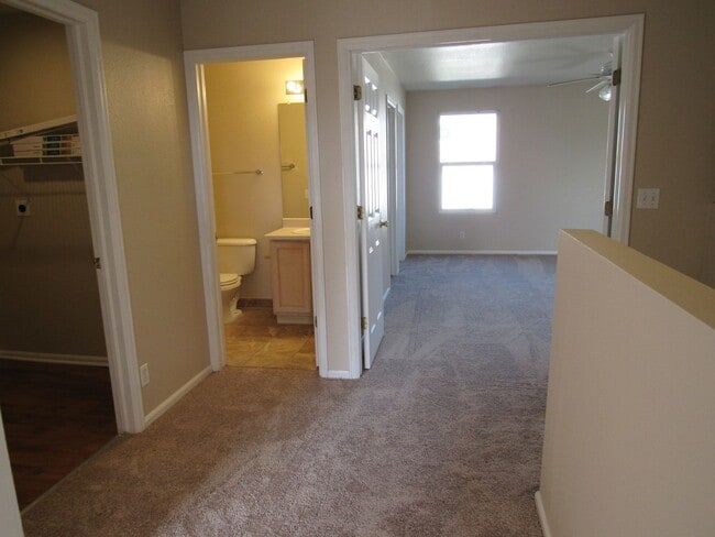 Building Photo - Duplex style townhome in Fox Run -Walking ...