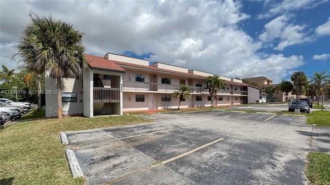 Building Photo - 8885 Fontainebleau Blvd