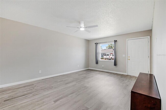 Building Photo - 106 Lake Villa Way