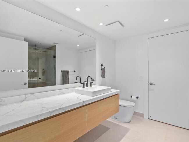 Building Photo - 495 Brickell Ave