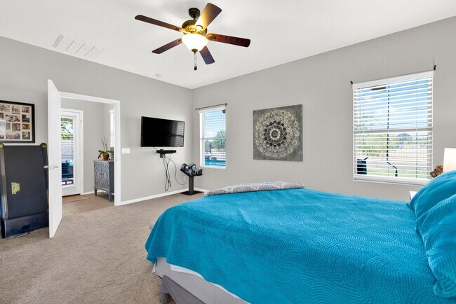 Building Photo - Stylish Home with Loft, Den, Great Room & ...
