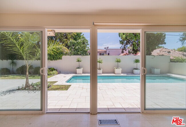 Building Photo - 480 N Robinwood Dr