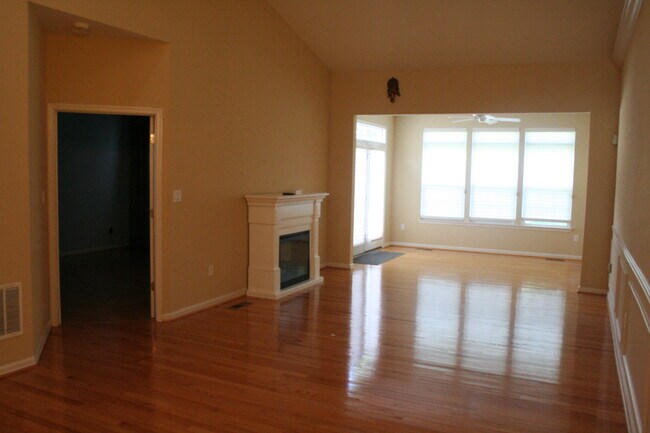 Building Photo - 4945 Decker Way