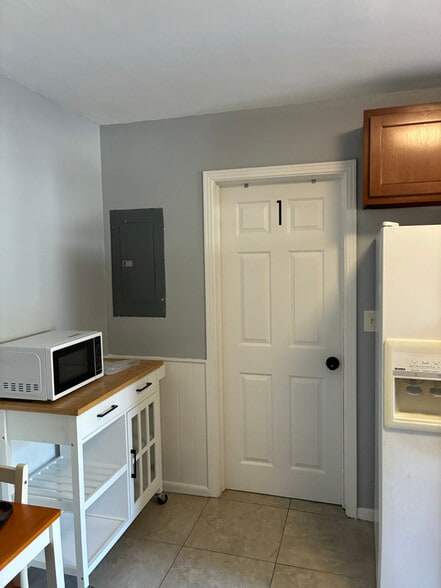 Building Photo - 4584 Park St