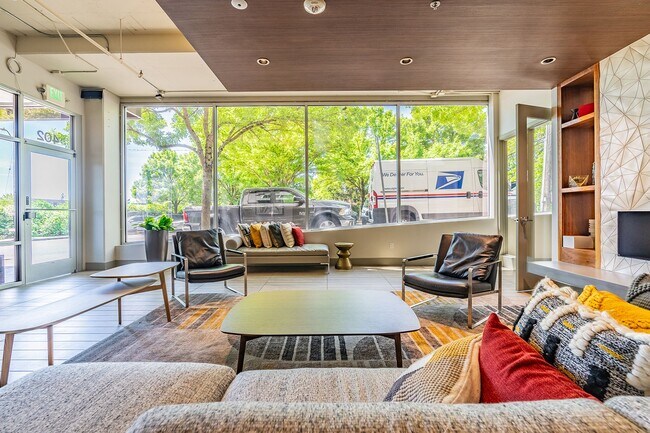 Building Photo - Huge Central Area Studio with PARKING and ...