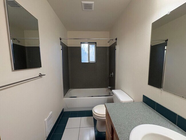 Building Photo - 658 Fox Dr