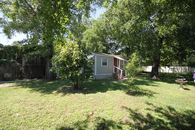 Building Photo - 734 McDaniel St